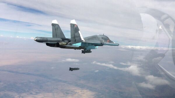 Истребитель-бомбардировщик Су-34 во время нанесения авиаударов в провинциях Ракка и Алеппо Истребитель-бомбардировщик Су-34 во время нанесения авиаударов в провинциях Ракка и Алеппо