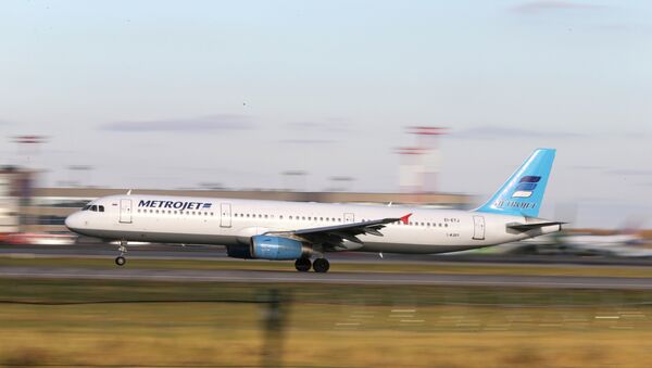 Самолет Airbus A321 авиакомпании Metrojet, потерпевший крушение в Египте, в аэропорту Домодедово 20 октября 2015 Самолет Airbus A321 авиакомпании Metrojet, потерпевший крушение в Египте, в аэропорту Домодедово 20 октября 2015