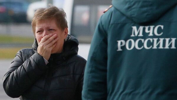 Родственники пассажиров рейса 9268 в аэропорту Пулково, где должен был приземлиться потерпевший катастрофу лайнер Airbus-321 авиакомпании Когалымавиа. Архивное фото Родственники пассажиров рейса 9268 в аэропорту Пулково, где должен был приземлиться потерпевший катастрофу лайнер Airbus-321 авиакомпании Когалымавиа. Архивное фото