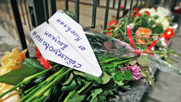Цветы у посольства России в Киеве Цветы у посольства России в Киеве