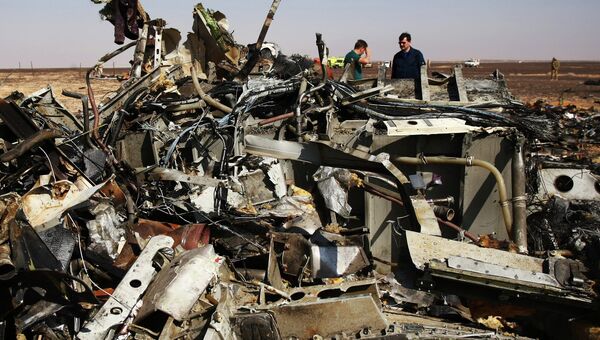 Обломки самолета Airbus A321 авиакомпании Когалымавиа, который выполнял рейс 9268 Шарм эш-Шейх - Санкт-Петербург на месте крушения в 100 км от Эль-Ариша на севере Синайского полуострова Обломки самолета Airbus A321 авиакомпании Когалымавиа, который выполнял рейс 9268 Шарм эш-Шейх - Санкт-Петербург на месте крушения в 100 км от Эль-Ариша на севере Синайского полуострова