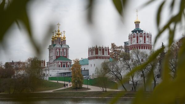 Вид на Новодевичий Богородице-Смоленский монастырь в Москве Вид на Новодевичий Богородице-Смоленский монастырь в Москве