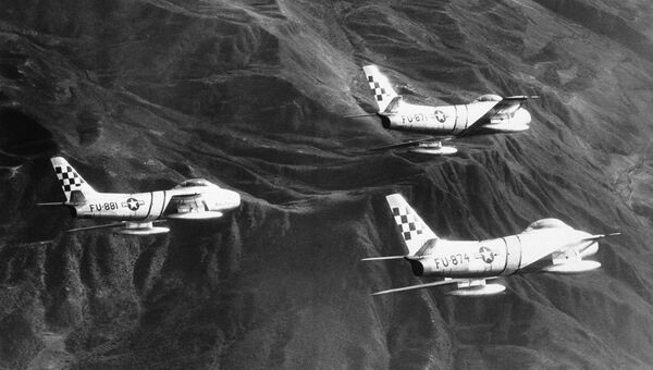Американские истребители F-86 Сейбр в небе Северной Кореи, 1952 год Американские истребители F-86 Сейбр в небе Северной Кореи, 1952 год