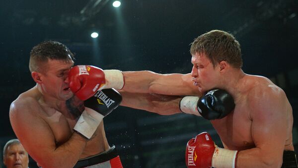 Мариуш Вах (Польша) и Александр Поветкин (Россия) во время боя за титул WBC Silver в супертяжелом весе на боксерском шоу в Казани Мариуш Вах (Польша) и Александр Поветкин (Россия) во время боя за титул WBC Silver в супертяжелом весе на боксерском шоу в Казани