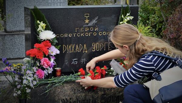 Возложение цветов к могиле Зорге в Японии Возложение цветов к могиле Зорге в Японии