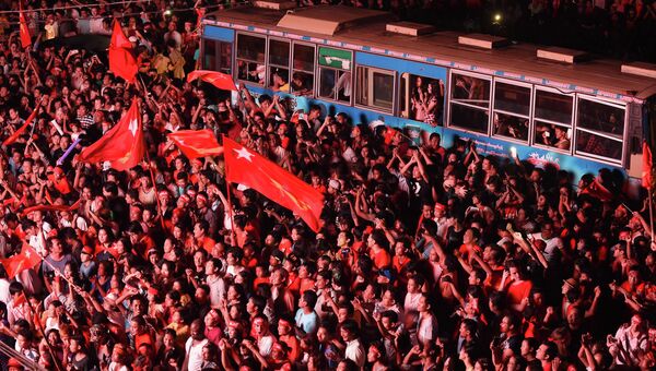 Сторонники оппозиционной партии страны Национальная лига за демократию в Мьянме Сторонники оппозиционной партии страны Национальная лига за демократию в Мьянме