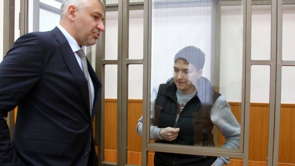 Украинская летчица Надежда Савченко, обвиняемая в гибели российских журналистов в Донбассе, и адвокат Марк Фейгин на заседании Донецкого городского суда Ростовской области Украинская летчица Надежда Савченко, обвиняемая в гибели российских журналистов в Донбассе, и адвокат Марк Фейгин на заседании Донецкого городского суда Ростовской области