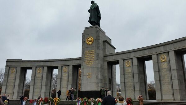 Советский мемориал в Тиргартене в Берлине. Архивное фото Советский мемориал в Тиргартене в Берлине. Архивное фото