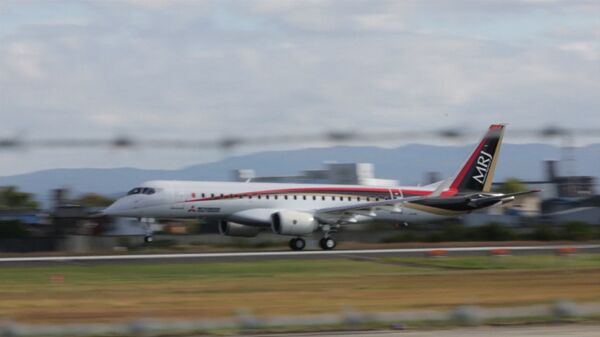 Японцы аплодисментами встретили приземление нового реактивного самолета MRJ Японцы аплодисментами встретили приземление нового реактивного самолета MRJ