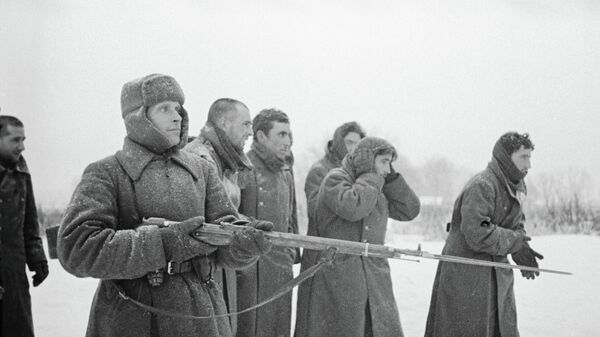 Красноармеец ведет пленных испанской Голубой дивизии Красноармеец ведет пленных испанской Голубой дивизии