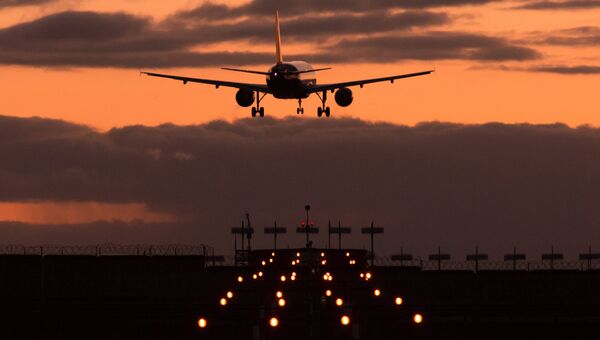 Самолет Airbus A320 авиакомпании Аэрофлот заходит на посадку в международном аэропорту Шереметьево. Архивное фото Самолет Airbus A320 авиакомпании Аэрофлот заходит на посадку в международном аэропорту Шереметьево. Архивное фото