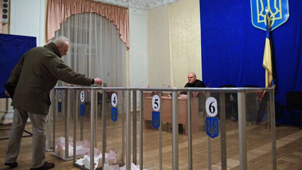 Житель Киева на избирательном участке во время второго тура выборов в органы местного самоуправления в Киеве Житель Киева на избирательном участке во время второго тура выборов в органы местного самоуправления в Киеве