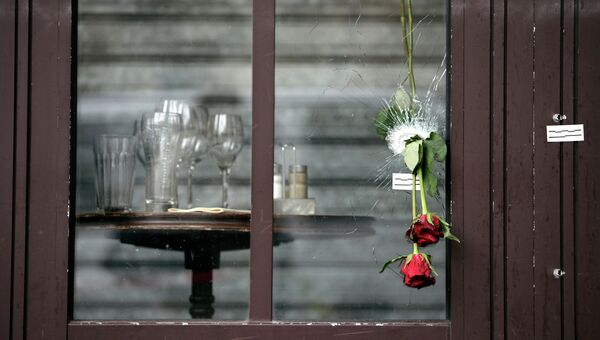 Цветы в пулевом отверстии, оставшемся после терактов, в окне парижского кафе Цветы в пулевом отверстии, оставшемся после терактов, в окне парижского кафе