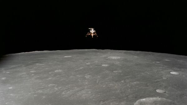 Снимок спускаемого модуля космического корабля Аполлон 12 Снимок спускаемого модуля космического корабля Аполлон 12