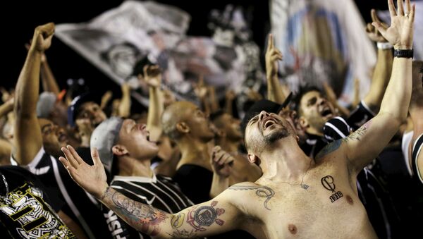Футбольные фанаты празднуют победу Corinthians на стадионе в Рио-де-Жанейро Футбольные фанаты празднуют победу Corinthians на стадионе в Рио-де-Жанейро