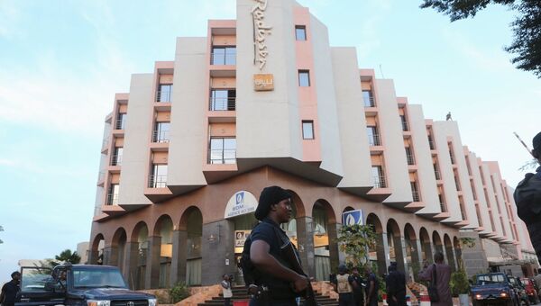 Полиция у отеля Radisson в Бамако (Мали), где были захвачены заложники, 21 ноября 2015 Полиция у отеля Radisson в Бамако (Мали), где были захвачены заложники, 21 ноября 2015