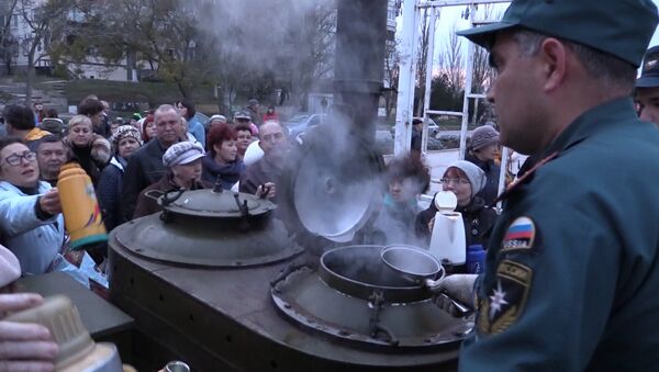 Крымчане в обесточенном городе стояли с термосами в очереди за кипятком Крымчане в обесточенном городе стояли с термосами в очереди за кипятком