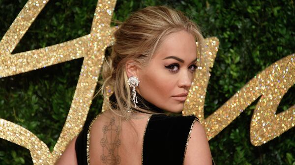 Певица Рита Ора на церемонии вручения премии British Fashion Awards-2015 в Лондоне Певица Рита Ора на церемонии вручения премии British Fashion Awards-2015 в Лондоне