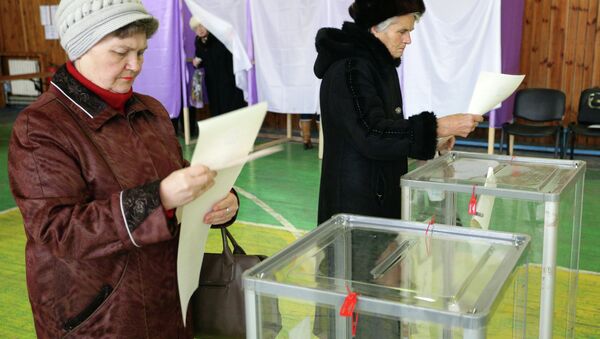 Женщины на избирательном участке в Мариуполе Женщины на избирательном участке в Мариуполе