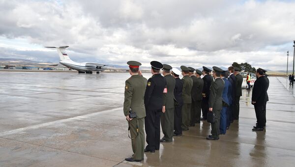 Российский самолет с телом погибшего пилота Су-24 Олега Пешкова покидает аэропорт Анкары, Турция Российский самолет с телом погибшего пилота Су-24 Олега Пешкова покидает аэропорт Анкары, Турция
