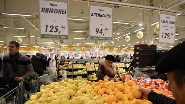 Покупатели у прилавка с лимонами и апельсинами из Турции в торговом зале гипермаркета Глобус Покупатели у прилавка с лимонами и апельсинами из Турции в торговом зале гипермаркета Глобус
