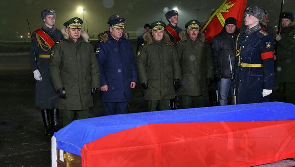 Глава Минобороны С.Шойгу и главком ВКС России В.Бондарев встретили самолет с телом командира Су-24 Олегом Пешковым. Архивное фото Глава Минобороны С.Шойгу и главком ВКС России В.Бондарев встретили самолет с телом командира Су-24 Олегом Пешковым. Архивное фото