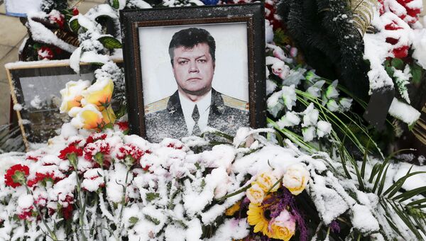 Цветы возле портрета погибшего подполковника Олега Пешкова во время прощания с ним в Липецке. Архивное фото Цветы возле портрета погибшего подполковника Олега Пешкова во время прощания с ним в Липецке. Архивное фото