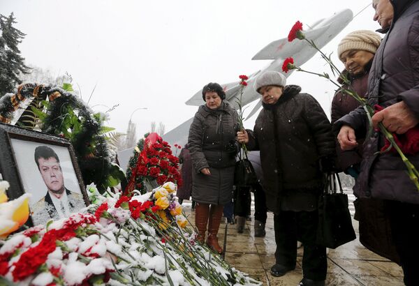 Цветы возле портрета погибшего подполковника Олега Пешкова во время прощания с ним в Липецке Цветы возле портрета погибшего подполковника Олега Пешкова во время прощания с ним в Липецке