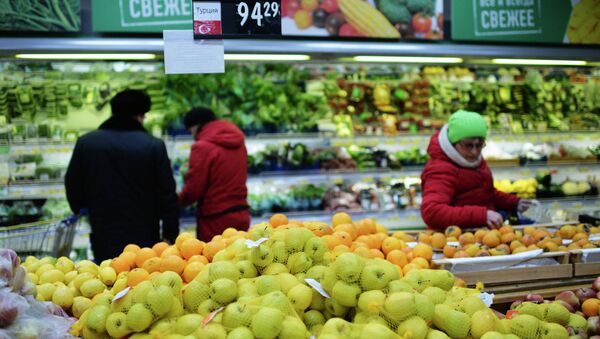 Жители Омска покупают турецкие фрукты в одном из магазинов города Жители Омска покупают турецкие фрукты в одном из магазинов города