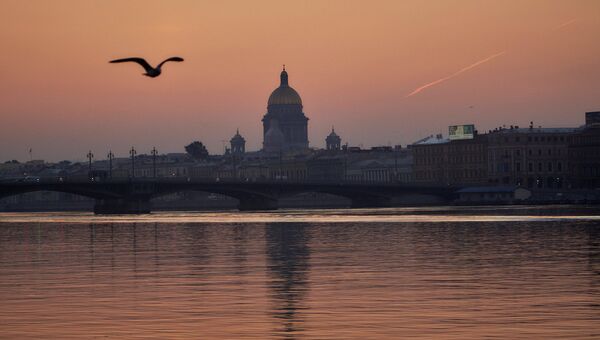 Вид на Благовещенский мост и Исаакиевский собор в Санкт-Петербурге. Архивное фото Вид на Благовещенский мост и Исаакиевский собор в Санкт-Петербурге. Архивное фото