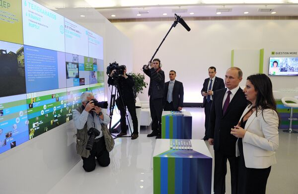 Президент России Владимир Путин и главный редактор телеканала RT (Russia Today) Маргарита Симоньян на выставке, посвящённой 10-летию вещания Russia Today Президент России Владимир Путин и главный редактор телеканала RT (Russia Today) Маргарита Симоньян на выставке, посвящённой 10-летию вещания Russia Today