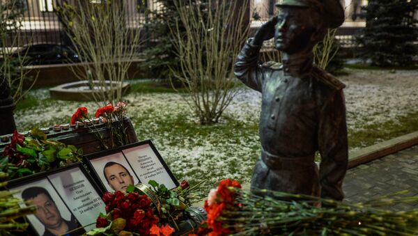 Портреты погибших в Сирии подполковника Олега Пешкова и матроса Александра Позынича и цветы у памятника героям фильма Офицеры перед зданием Министерства обороны РФ в Москве. Архивное фото Портреты погибших в Сирии подполковника Олега Пешкова и матроса Александра Позынича и цветы у памятника героям фильма Офицеры перед зданием Министерства обороны РФ в Москве. Архивное фото