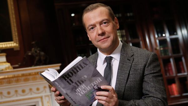 Председатель правительства РФ Дмитрий Медведев принимает участие в проекте ВГТРК Война и мир. Читаем роман в резиденции Горки Председатель правительства РФ Дмитрий Медведев принимает участие в проекте ВГТРК Война и мир. Читаем роман в резиденции Горки