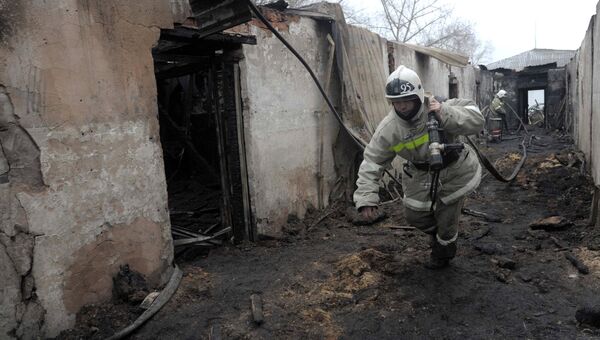 Сотрудники пожарной охраны на месте пожара в психоневрологическом диспансере в селе Алферовка Новохоперского района Воронежской области Сотрудники пожарной охраны на месте пожара в психоневрологическом диспансере в селе Алферовка Новохоперского района Воронежской области