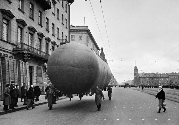 Аэростаты на Невском проспекте в Ленинграде. 1941 год Аэростаты на Невском проспекте в Ленинграде. 1941 год