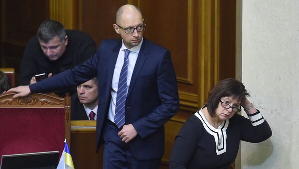 Премьер-министр Украины Арсений Яценюк и министр финансов Наталья Яресько на заседании Верховной Рады Украины. 17 декабря 2015 Премьер-министр Украины Арсений Яценюк и министр финансов Наталья Яресько на заседании Верховной Рады Украины. 17 декабря 2015