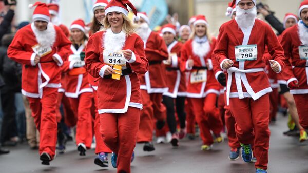 Участники благотворительного забега Дедов Морозов Happy Run на ВДНХ Участники благотворительного забега Дедов Морозов Happy Run на ВДНХ