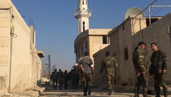 Военнослужащие Сирийской арабской армии на территории взятого под контроль района Мардж аль-Султан на юго-востоке Дамаска. Архивное фото Военнослужащие Сирийской арабской армии на территории взятого под контроль района Мардж аль-Султан на юго-востоке Дамаска. Архивное фото
