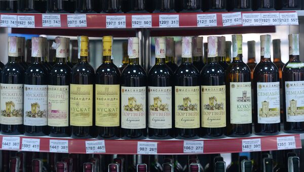 Алкогольная продукция Массандра на крытом рынке в Симферополе. Архивное фото Алкогольная продукция Массандра на крытом рынке в Симферополе. Архивное фото