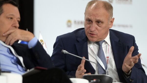 Декан Экономического факультета Московского государственного университета имени М.В. Ломоносова, научный руководитель Института национальных проектов Александр Аузан (справа). Архивное фото Декан Экономического факультета Московского государственного университета имени М.В. Ломоносова, научный руководитель Института национальных проектов Александр Аузан (справа). Архивное фото