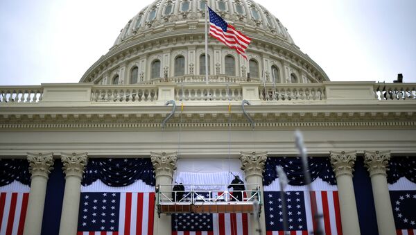 Флаги США на здании Капитолия в Вашингтоне. Архивное фото Флаги США на здании Капитолия в Вашингтоне. Архивное фото