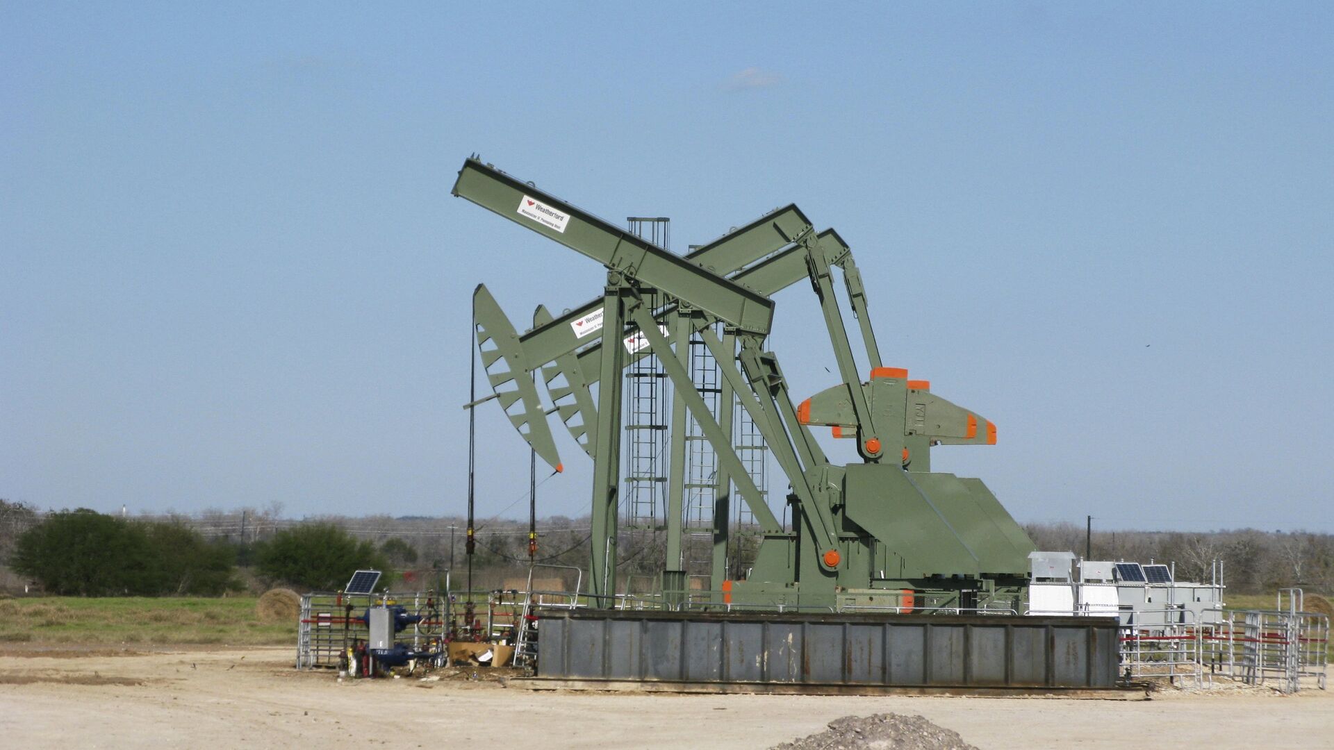 Добыча нефти на месторождении Игл Форд, 13 января 2016 Добыча нефти на месторождении Игл Форд, 13 января 2016 - РИА Новости, 1920, 29.06.2020
