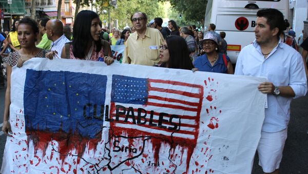 Участники митинга вышли на улицы испанской столицы, обвиняя США в возникшем хаосе на Ближнем Востоке Участники митинга вышли на улицы испанской столицы, обвиняя США в возникшем хаосе на Ближнем Востоке