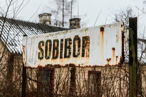 Табличка железнодорожного полустанка Собибор рядом с лагерем смерти Табличка железнодорожного полустанка Собибор рядом с лагерем смерти