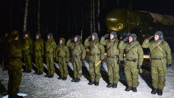 Военнослужащие Новосибирского ракетного соединения во время построения Военнослужащие Новосибирского ракетного соединения во время построения