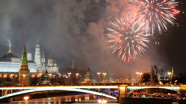 Праздничный фейерверк в Москве в новогоднюю ночь Праздничный фейерверк в Москве в новогоднюю ночь