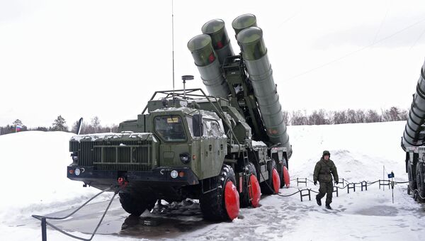 Военнослужащий 606-го краснознаменного гвардейского зенитного полка у пусковой установки зенитной ракетной систем С-400 Триумф, поступившей на вооружение объединения противовоздушной обороны Воздушно-космических сил в Московской области Военнослужащий 606-го краснознаменного гвардейского зенитного полка у пусковой установки зенитной ракетной систем С-400 Триумф, поступившей на вооружение объединения противовоздушной обороны Воздушно-космических сил в Московской области