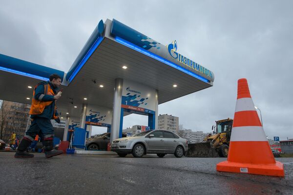 Работа заправочной станции Газпромнефть. Архивное фото Работа заправочной станции Газпромнефть. Архивное фото
