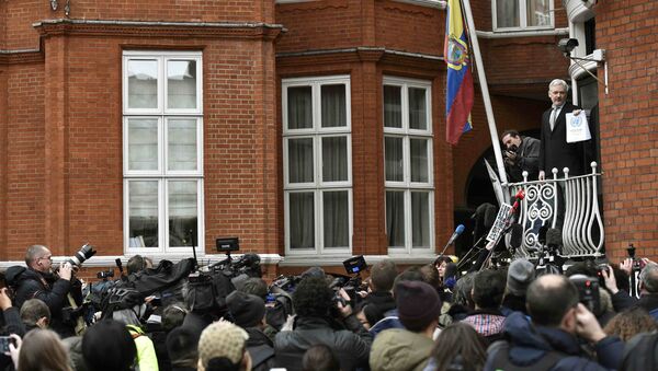 Основатель WikiLeaks Джулиан Ассанж выступает перед журналистами в Лондоне, Великобритания. 5 февраля 2016 Основатель WikiLeaks Джулиан Ассанж выступает перед журналистами в Лондоне, Великобритания. 5 февраля 2016