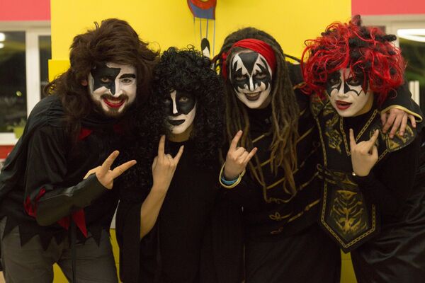 Волонтерская группа KISS во главе с директором центра Шередарь Владимиром Сотниковым Волонтерская группа KISS во главе с директором центра Шередарь Владимиром Сотниковым